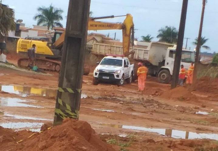 Viatura da Polícia Militar fica “plantada” em rua cheia de lama e é desatolada por máquina da prefeitura