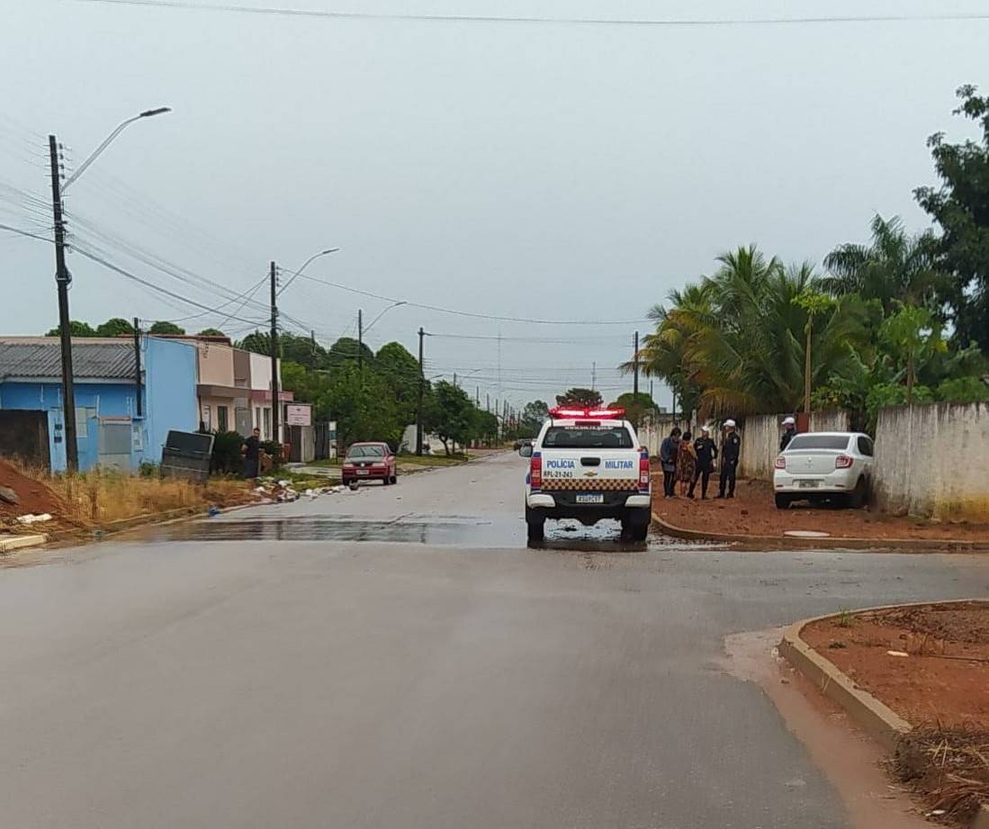 ASSISTA VÍDEO: aparentemente embriagado, motorista “atropela” lixeiras e atinge muro de casa, em Vilhena