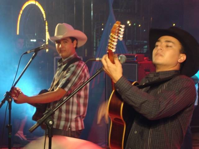 DUPLA SERTANEJA GUSTAVO & BRUTUS VIOLA FAZ SHOW NO PARQUE