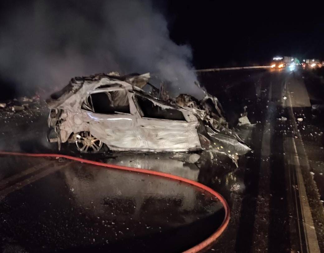 Identificada garota que morreu carbonizada na BR 364 após bater em ônibus: ela tinha 21 anos e morava em Ouro Preto