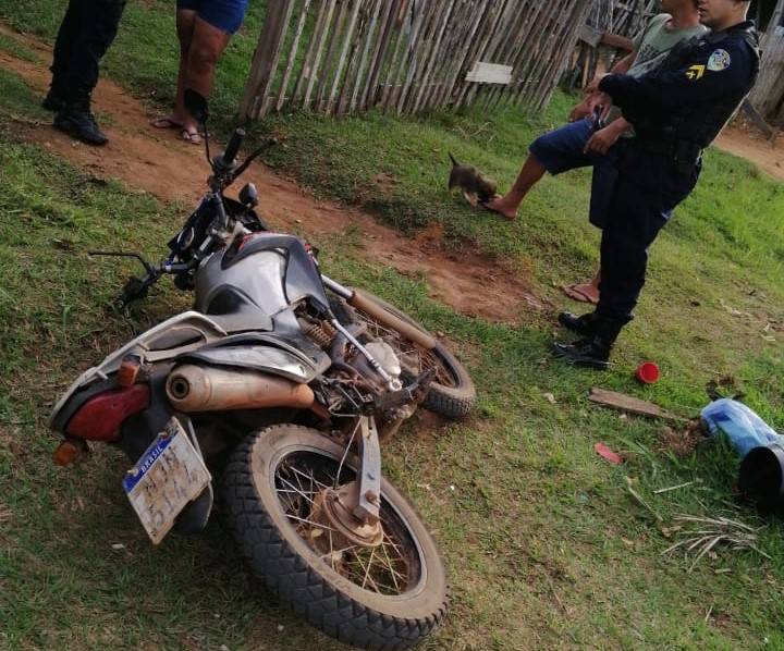 Embriagado e pilotando moto, homem é preso após agredir o enteado, que registrou queixa na polícia