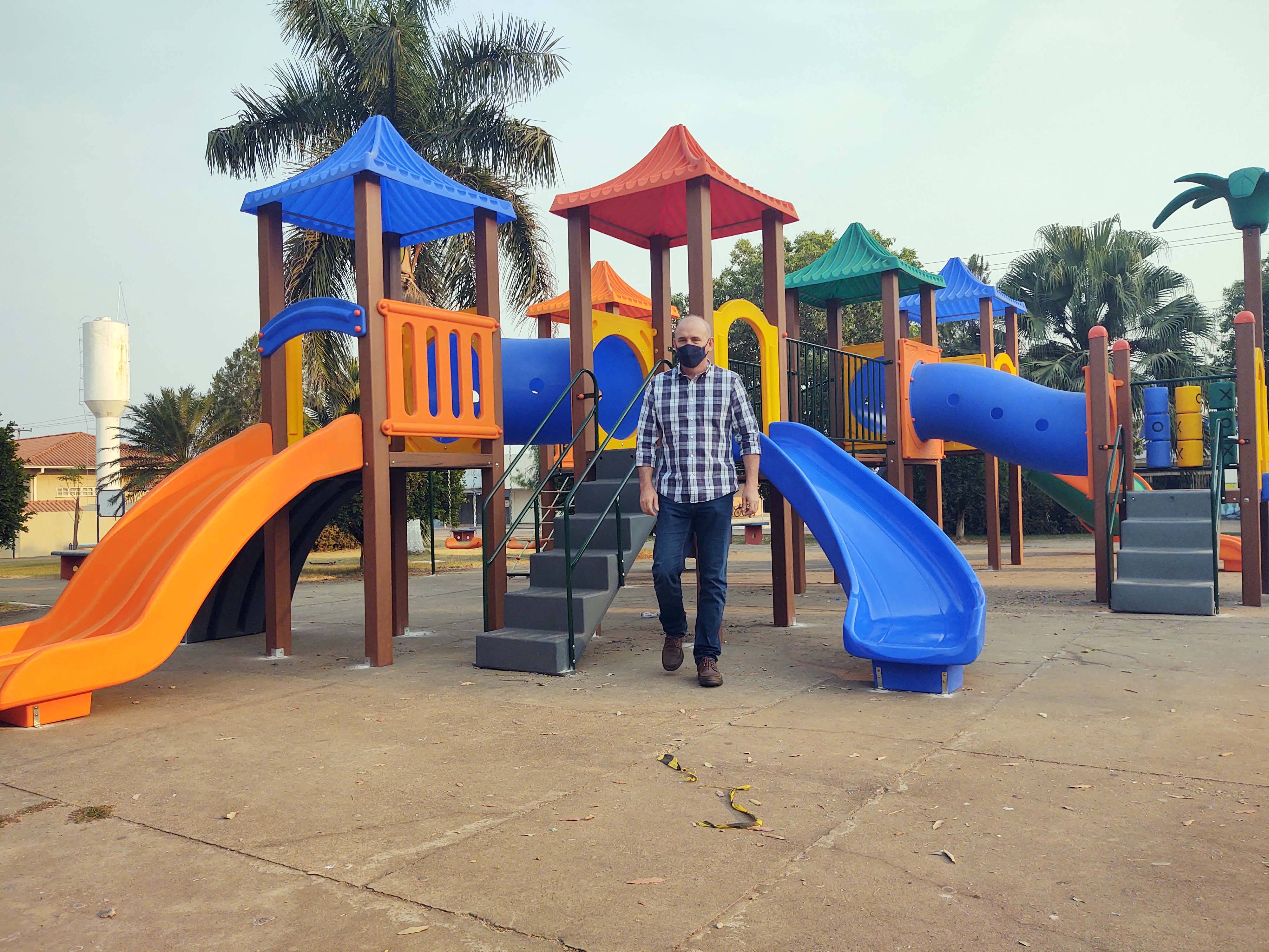 Ezequiel Neiva anuncia a conclusão da licitação dos 17 parquinhos playgrounds para o município de Vilhena