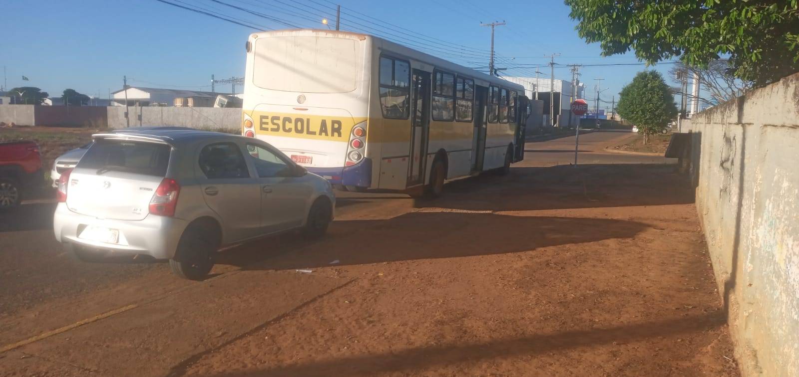 Leitor se revolta após flagrar ônibus escolar parado por falta de combustível na porta de colégio militar