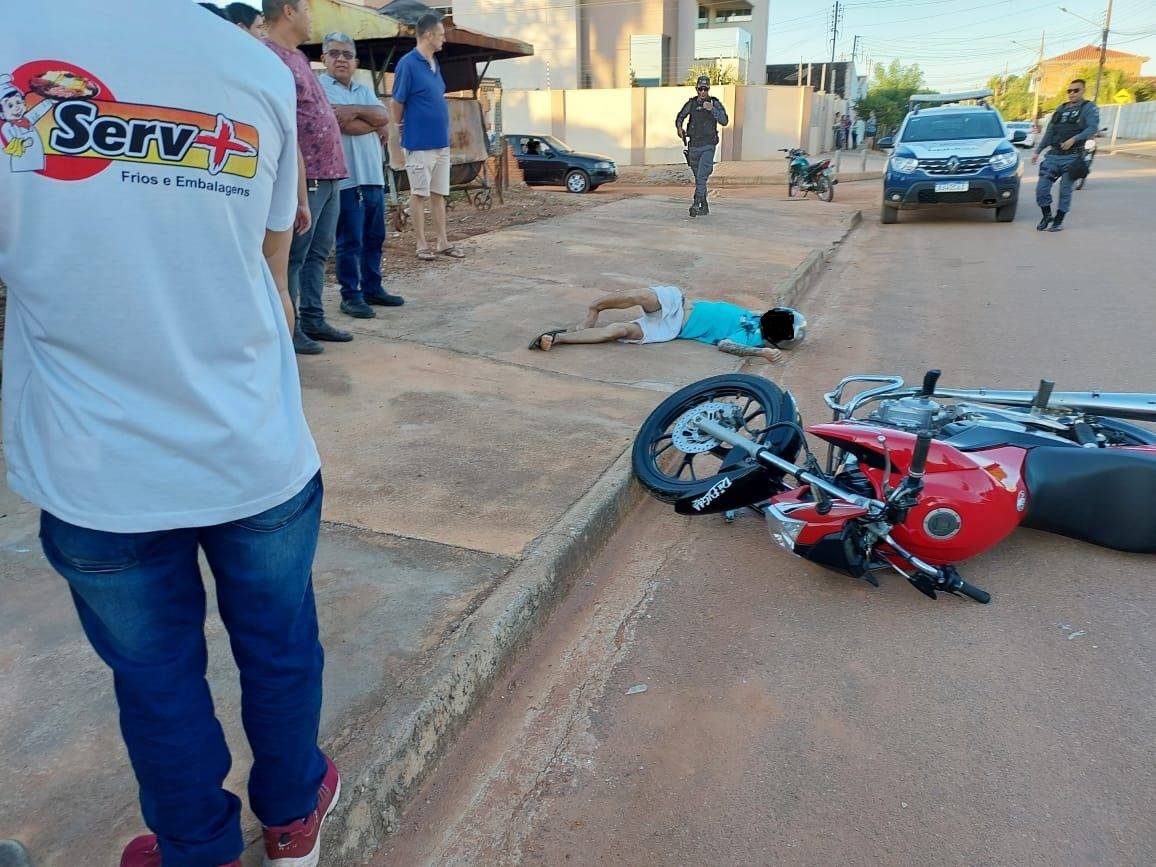 VÍDEO: em cidade de MT, “guerra de facções” deixa rapaz de 22 anos morto a tiros no meio da rua; câmeras registraram o crime