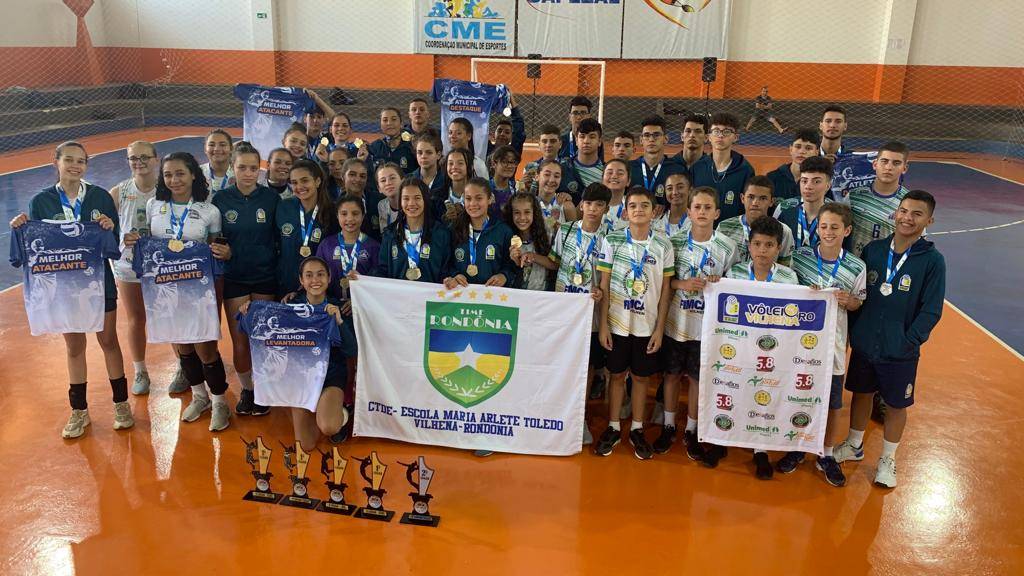 Delegação da AVV embarcou nesta quarta-feira com destino à Primavera do Leste para a disputa da IV Copa Craques de Vôlei