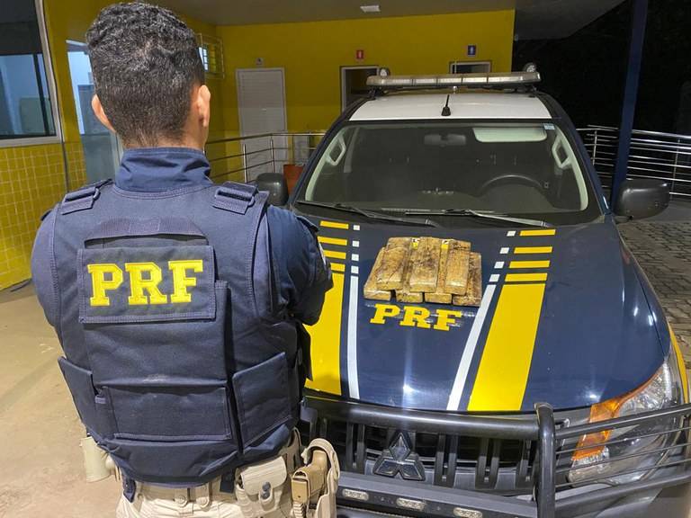 Homem que estava trazendo 07 kg de maconha em mochila para entregar em Vilhena é preso pela PRF em MT dentro de ônibus