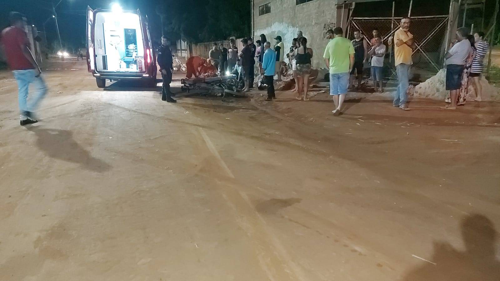 De carona em moto, mulher de 52 anos fica em estado gravíssimo após ser atingida por picape; motorista fugiu e está sendo procurado