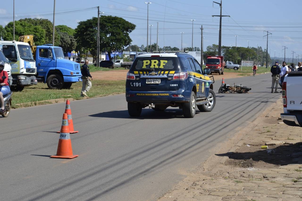 Condutor de motoneta “voa” após batida próximo a cruzamento e quebra vidro traseiro de carro de aplicativo