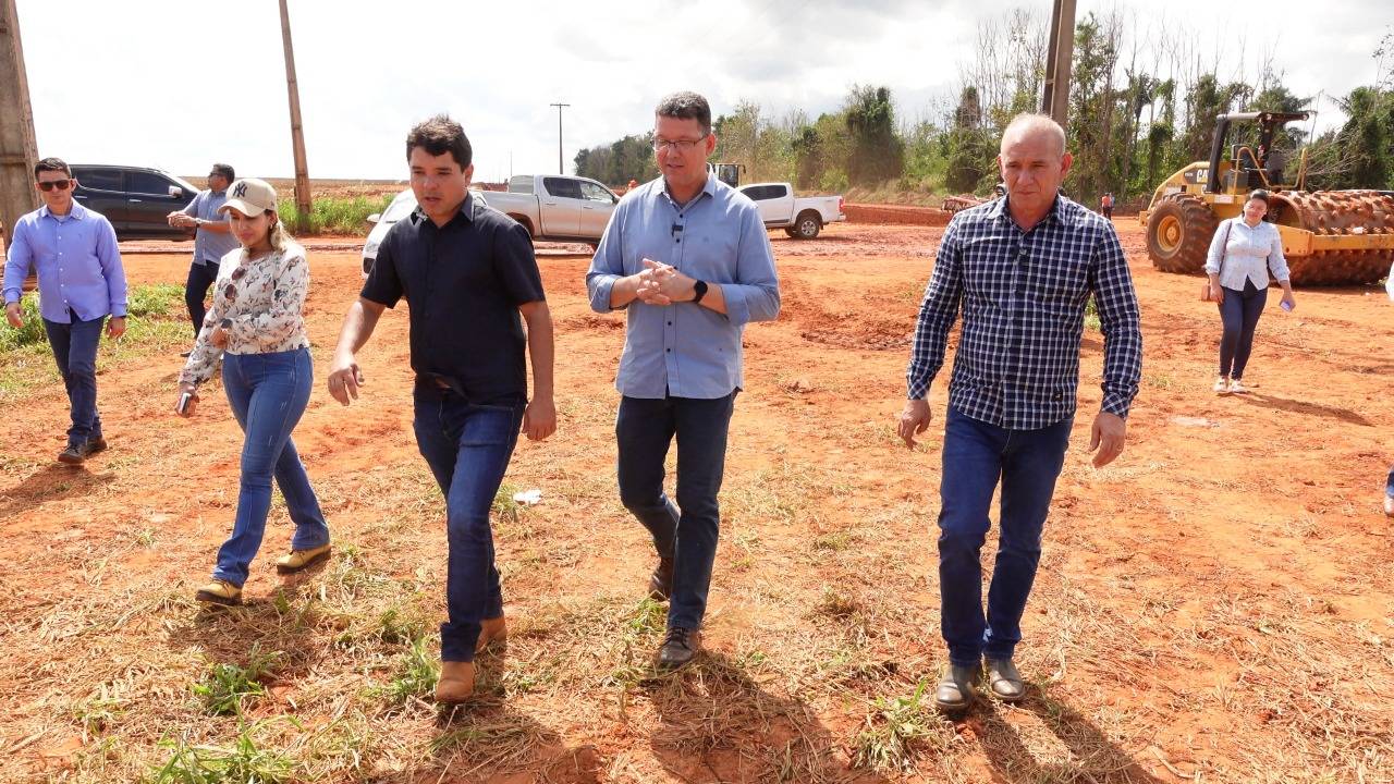 Deputado Ezequiel Neiva inspeciona asfaltamento da Rodovia do Boi acompanhado do governador Marcos Rocha