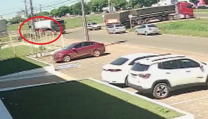 VEJA VÍDEO: câmeras instaladas em empresa registram momento em que idoso é esmagado por carreta em Vilhena
