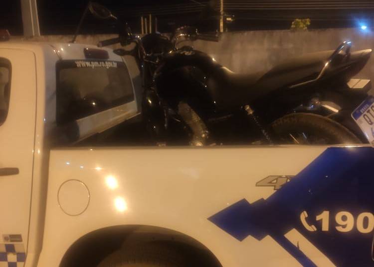 Inabilitado e pilotando a moto da mãe, jovem sofre queda durante fuga, estraga veículo e acaba preso