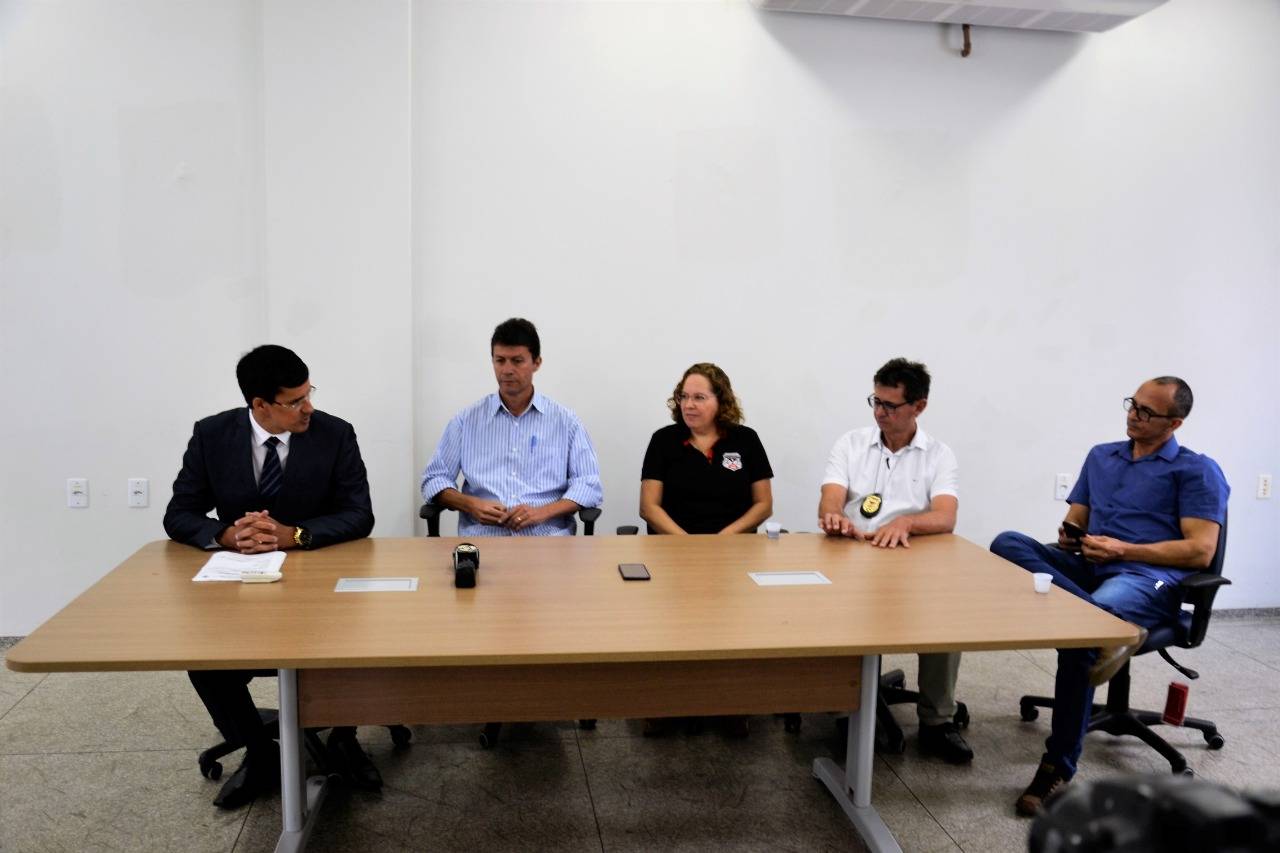 Durante entrevista, delegado homenageia três policiais civis que estão prestes a se aposentar em Vilhena