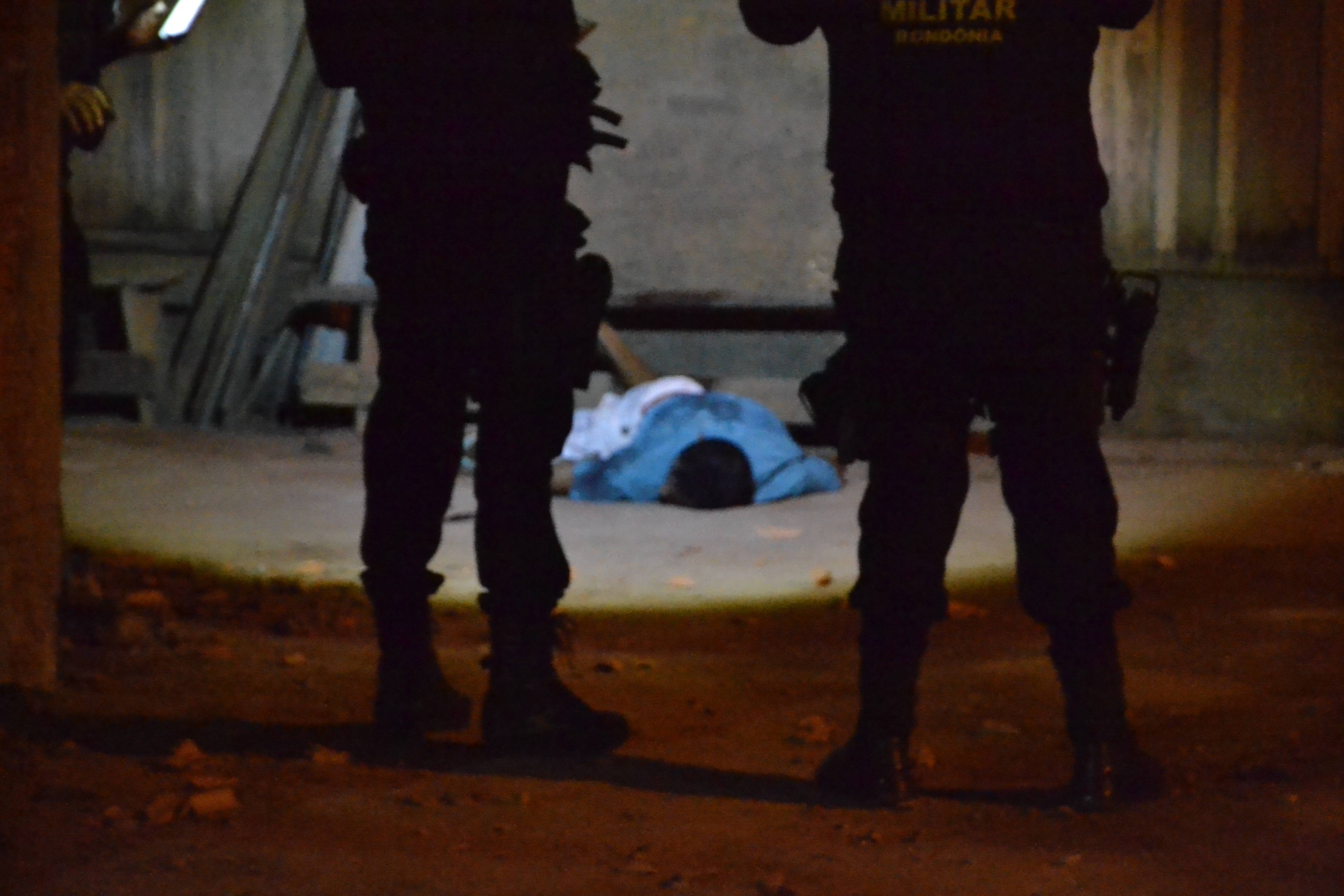 Briga entre vizinhos acaba com dois mortos e uma mulher ferida no bairro Cristo Rei, em Vilhena