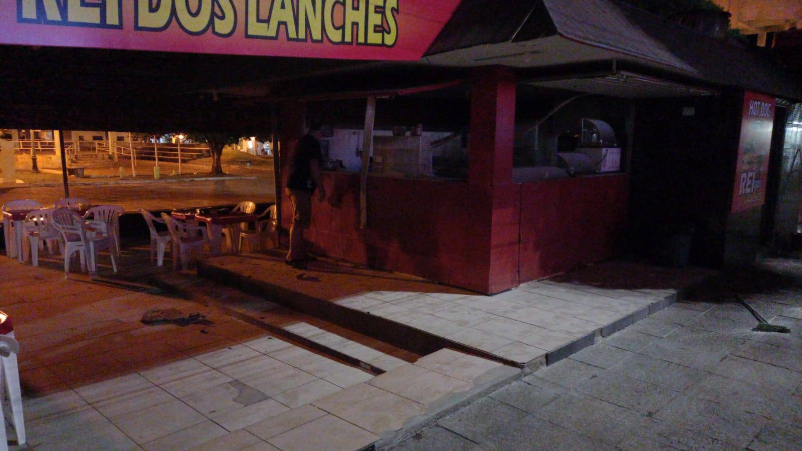 Homem é espancado por populares e tem moto destruída após atear fogo em lanchonete por "demora no atendimento"