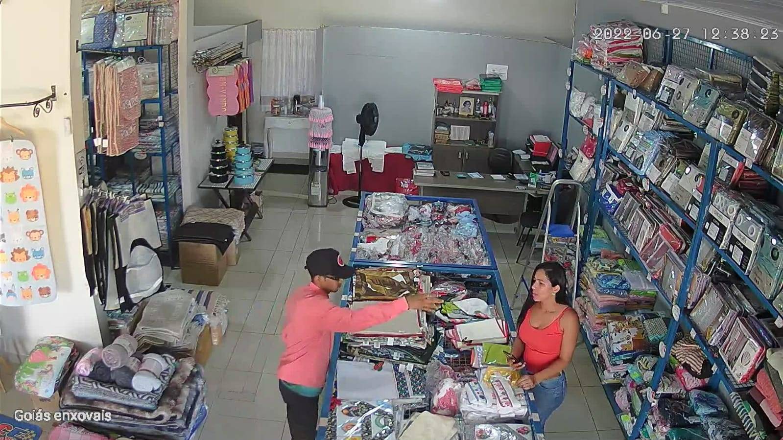 ASSISTA VÍDEO: homem é flagrado por câmeras de monitoramento cometendo furto em loja de enxovais, em Vilhena