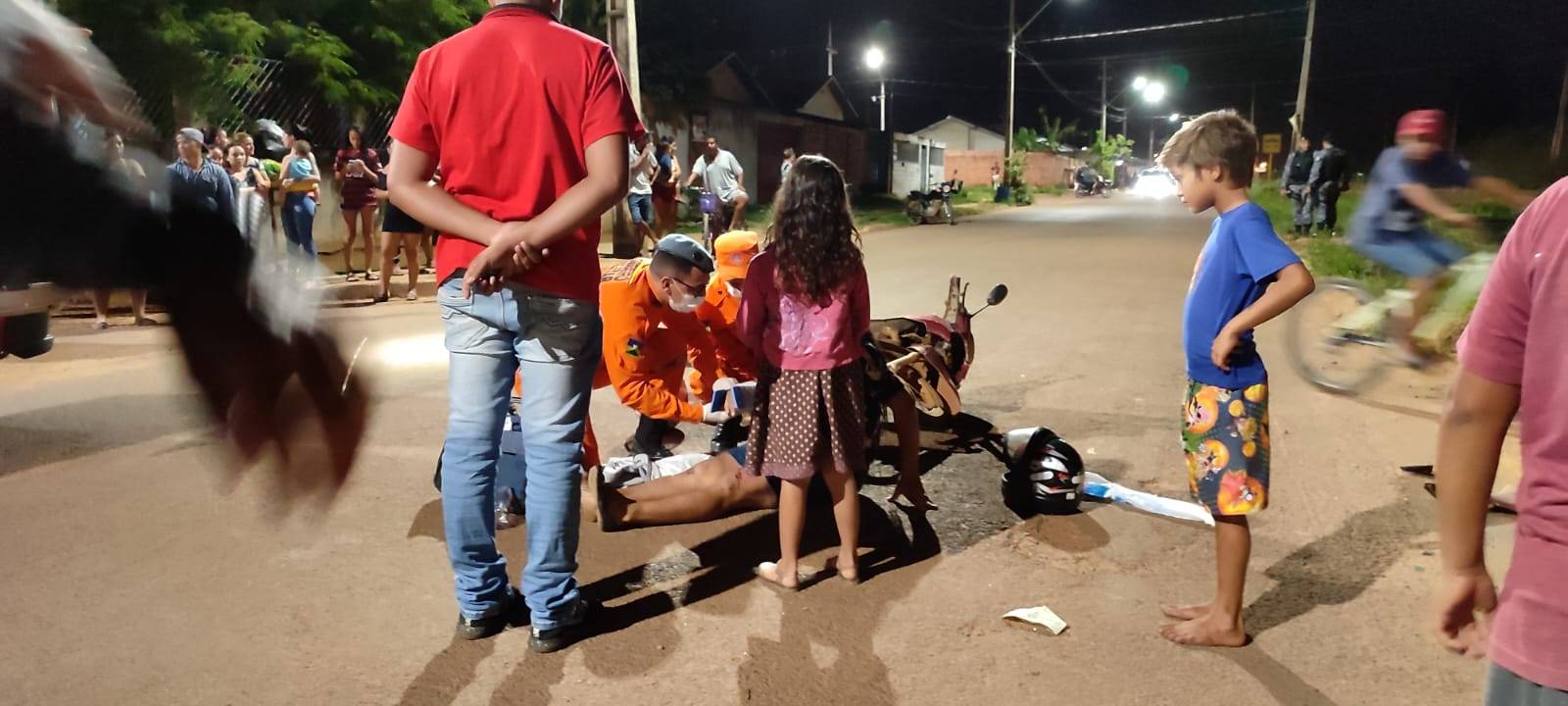 Dupla suspeita abandona moto e se embrenha em mata após provocar acidente que deixou  mulher ferida durante perseguição policial