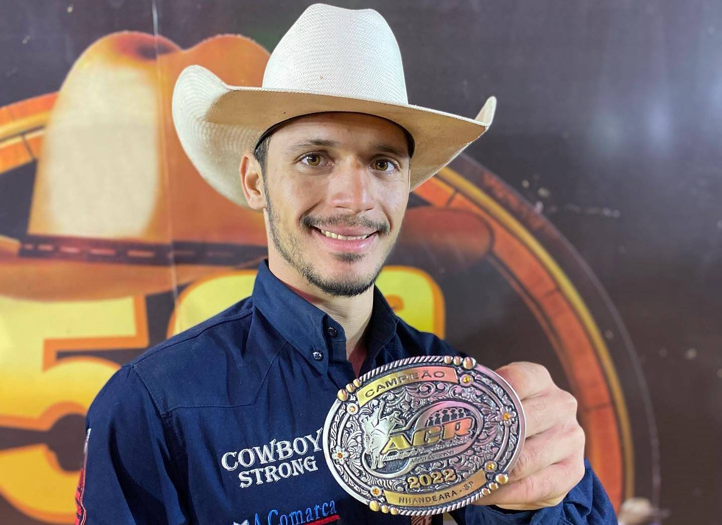 Peão de cerejeiras que já competiu até nos EUA é campeão em famosa festa de rodeio no interior de São Paulo
