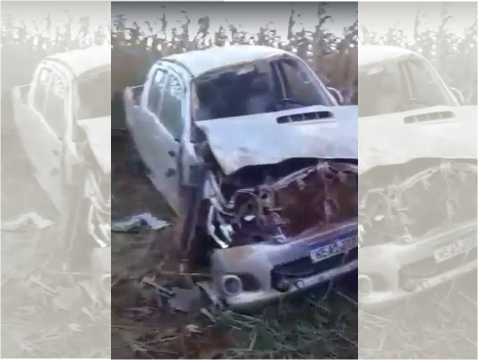 ASSISTA VÍDEO: acidente envolvendo agricultor de 50 anos e sobrinho de 36 deixa picape destruída na zona rural de Cabixi