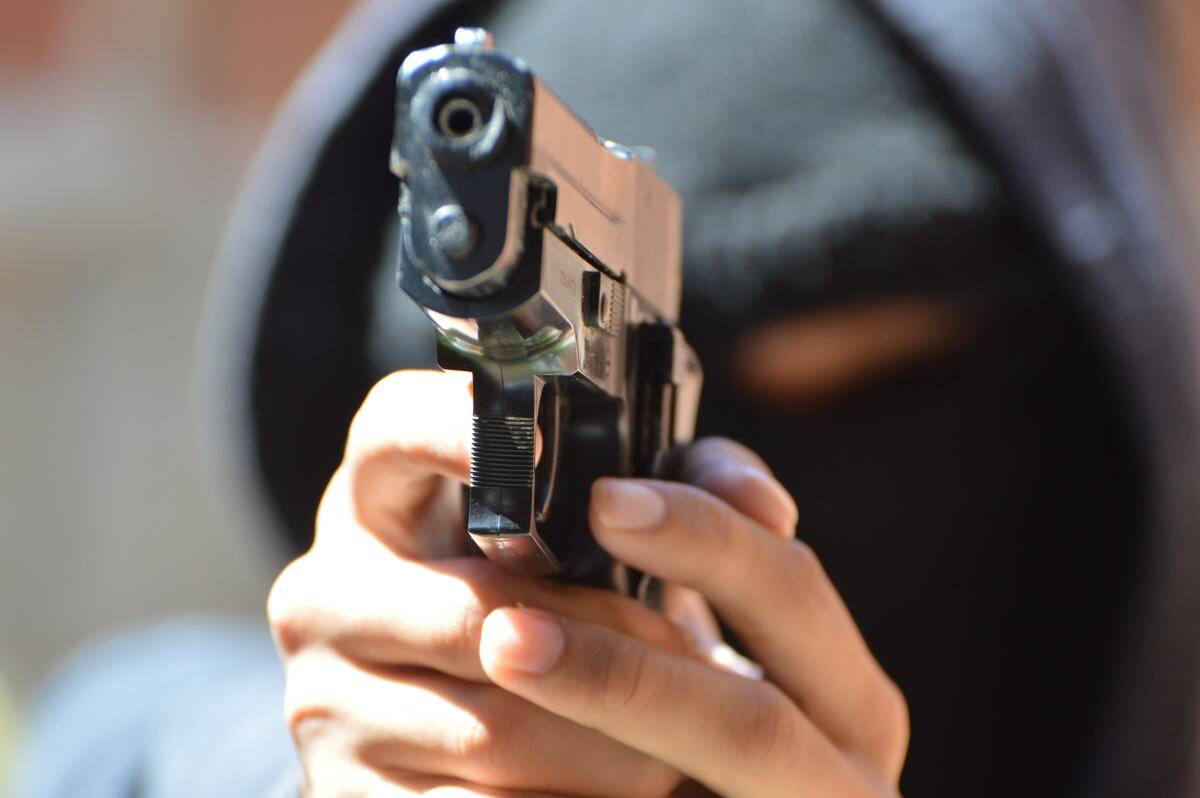 Homem entrega celular após ser ameaçado de morte; um dos ladrões tinha aparência de criança