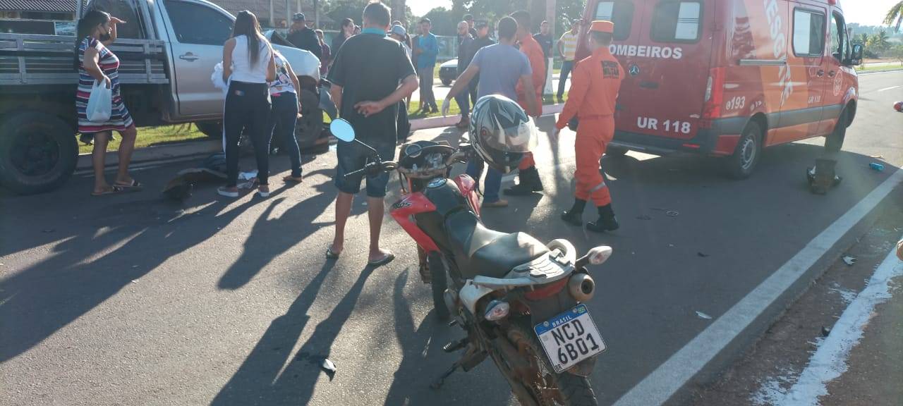 Acidente envolvendo picape e motoneta em avenida de Cerejeiras deixa mãe e filho com fraturas expostas