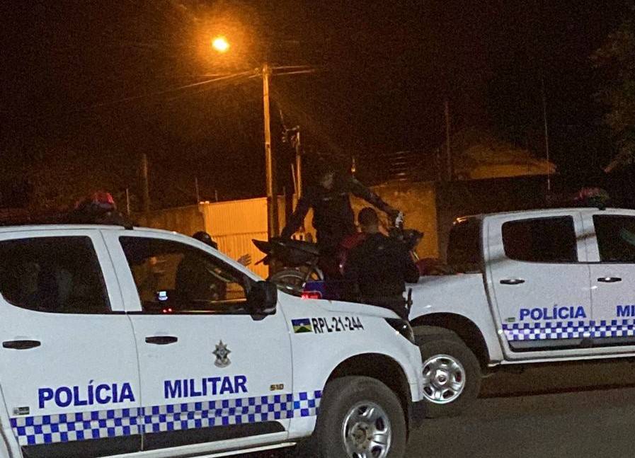 Após fuga e queda de moto, detento embriagado e usando tornozeleira eletrônica luta contra policiais, mas acaba preso