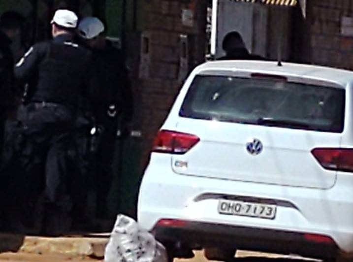 Torrando dinheiro do crime comprando bebidas, ladrões que fugiram com carro após saquear casa acabam presos