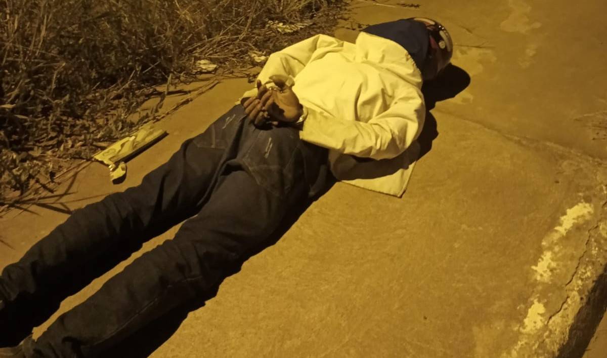 Ocorrência policial teve fuga alucinada, queda de moto e homem dando bronca no filho traficante: “toma vergonha na cara”