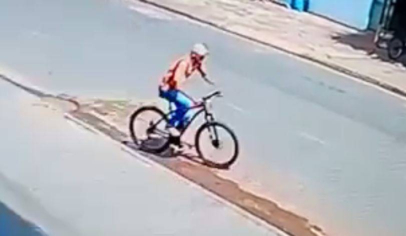 VEJA VÍDEO: Mulher chega para trabalhar em loja, estaciona bicicleta e veículo é furtado em Cerejeiras; PM recupera em menos de 24 horas