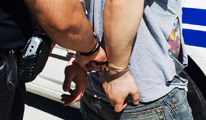 Após espancar e quebrar dente da namorada, policial penal se recusa a entregar pistola e acaba preso, em Vilhena