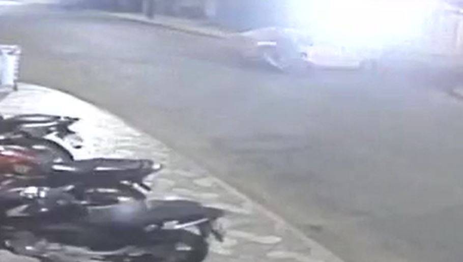 VEJA VÍDEO: com sinais de embriaguez, motorista faz manobra com faróis do carro apagados e motociclista sofre fratura