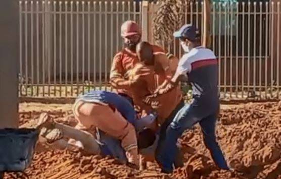 ASSISTA: vídeo mostrando homens saindo na porrada em obra da prefeitura viraliza no WhatsApp, em Vilhena