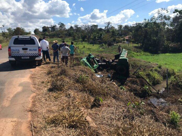 Em Cacoal, rapaz de 26 anos é arremessado para fora da cabine e morre esmagado pelo próprio caminhão que dirigia