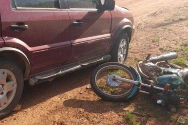 Acidente próximo a Cerejeiras envolvendo motocicleta e veículo deixa homem de 42 anos e filho de 7 em estado grave