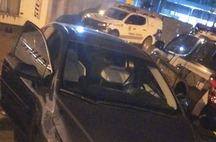 Motorista de aplicativo é sequestrado, rastreia celular e polícia prende 6 ladrões após fuga alucinada e disparos em carro