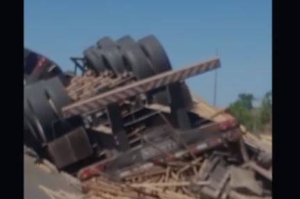 ASSISTA: vídeos mostram carreta carregada de madeira tombada na BR 364, entre Vilhena e Pimenta Bueno