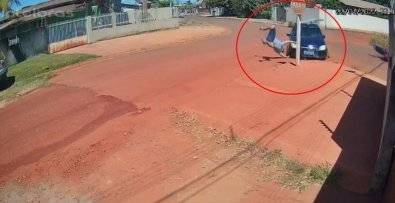 ASSISTA: vídeo mostra motoqueiro sobrevivendo após acidente impressionante em cidade de MT