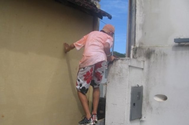 Após limpar quintal, jovem de 18 volta e tenta limpar a casa