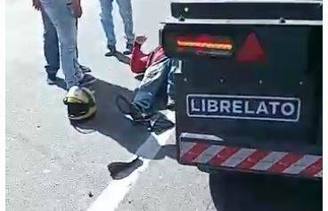 ASSISTA VÍDEO: com indígena na garupa, mototaxista se envolve em acidente na BR 364 e os dois escapam “por milagre”