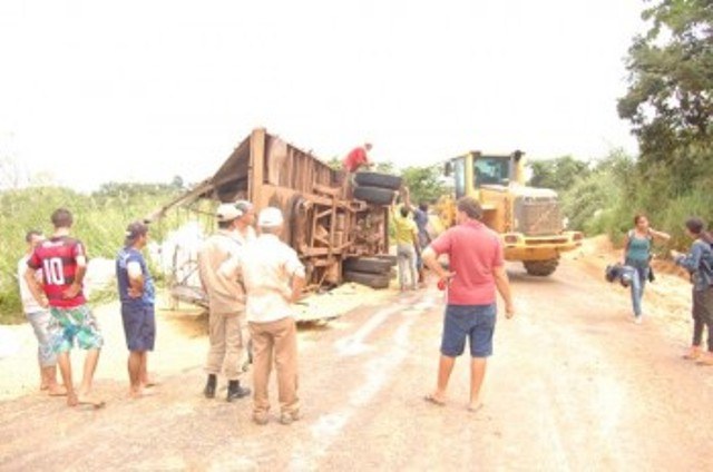 Bi-trem e carreta de Vilhena se chocam em Jaru; carretinha causou batida