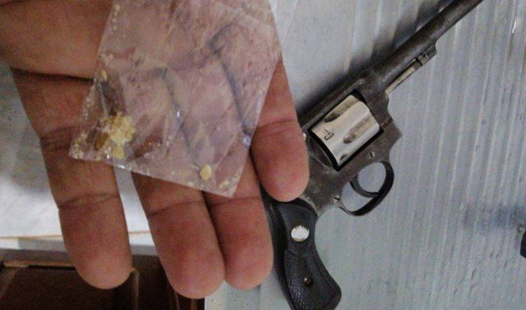 Preso escondido embaixo de cama após fuga, detento foragido ataca policiais e acaba preso junto com a companheira