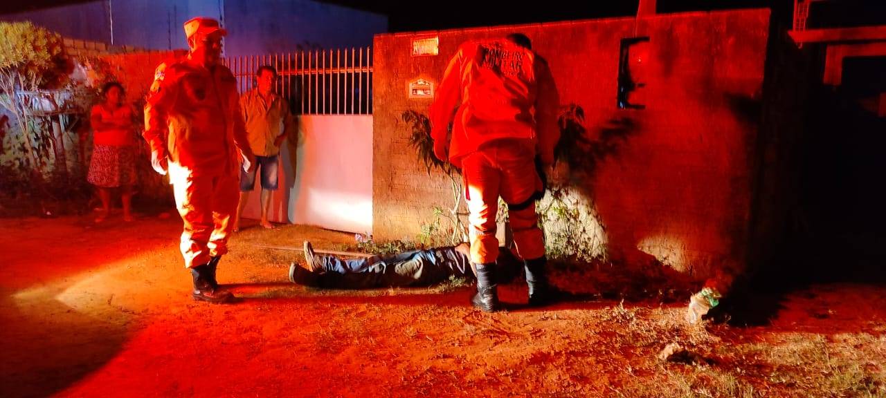 Homem tem casa invadida e leva várias pauladas desferidas por dupla; Bombeiros foram mobilizados
