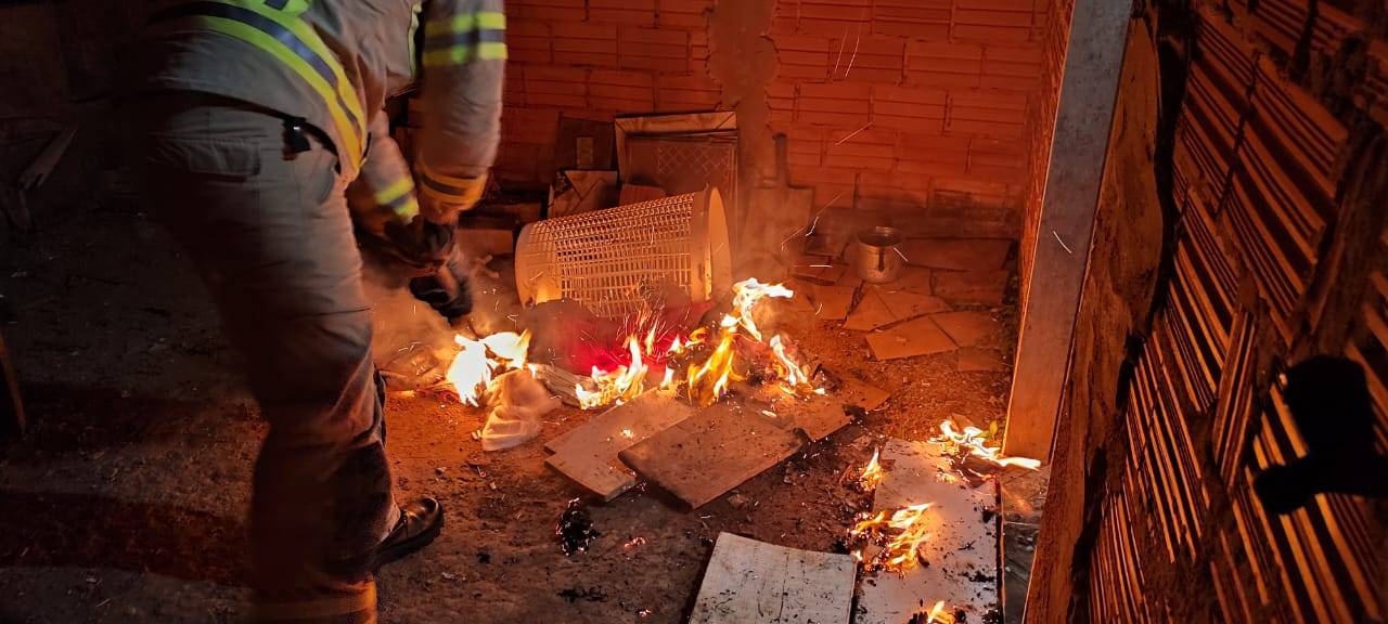Homem é preso após briga com a esposa; horas mais tarde, residência do casal pega fogo e Bombeiros são acionados