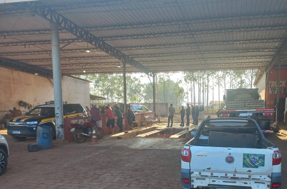 Leitor flagra PRF fazendo a apreensão de grande carregamento de cocaína em Vilhena; motorista foi preso em borracharia