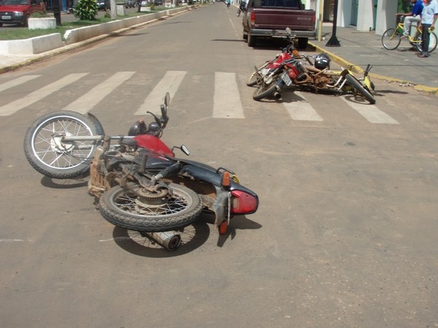 Polícia registra duas batidas envolvendo cinco motos; veja fotos
