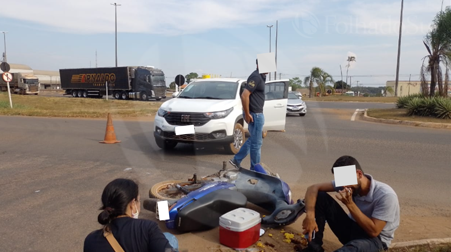 Falta de atenção pode ter sido a causa de acidente envolvendo picape e motoneta que deixou uma mulher ferida em Vilhena