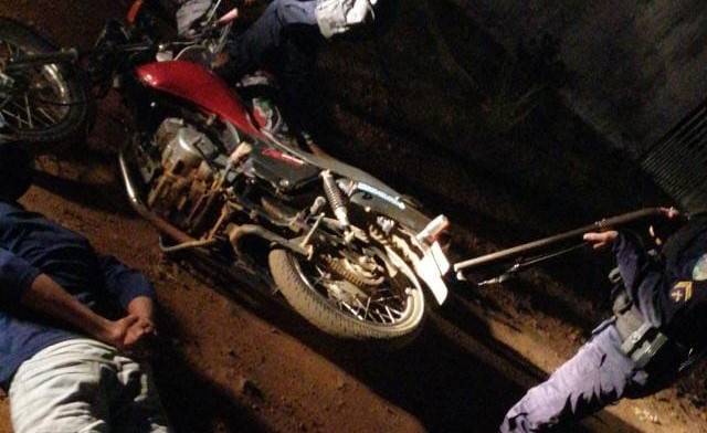 Suspeito tenta fugir e sofre queda de moto; polícia descobre que ele havia aliciado adolescente para usar drogas