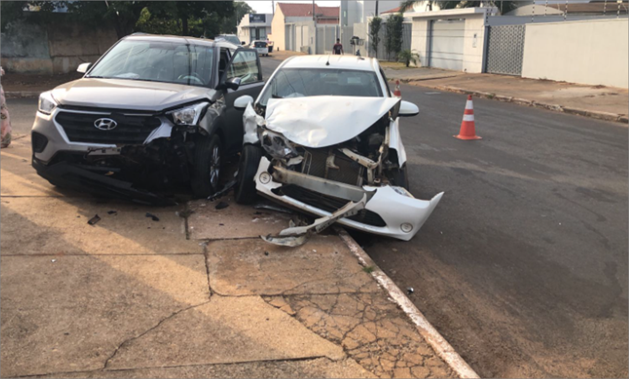 Acidente envolvendo veículos na Avenida Benno Luiz Graebin deixa motorista ferida em Vilhena