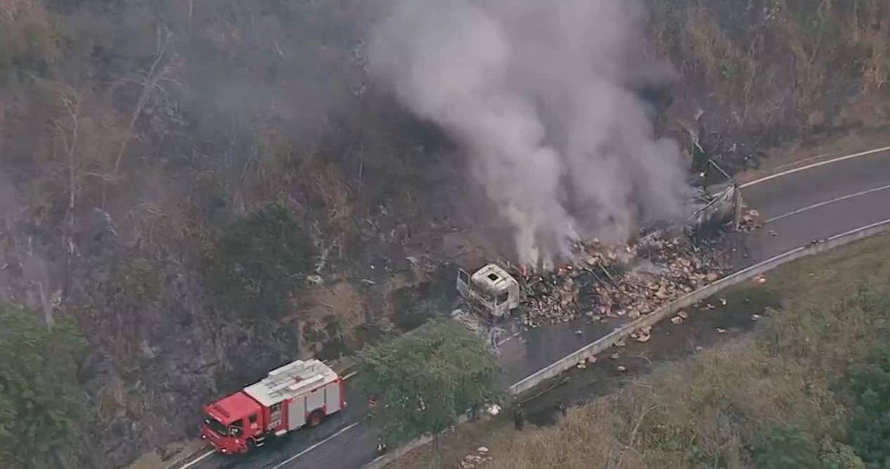 VEJA VÍDEO: carregada de carnes, carreta de Vilhena pega fogo e fica completamente destruída quando seguia para o Rio de Janeiro