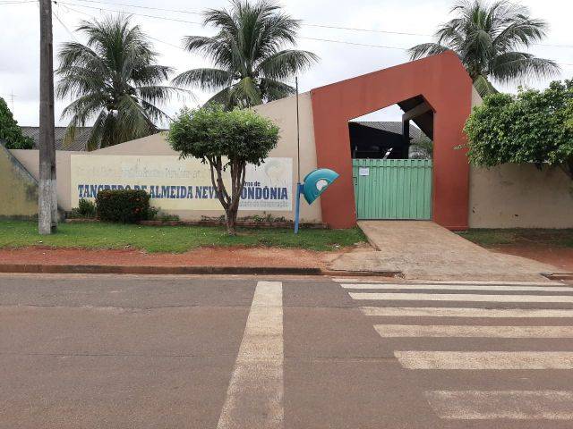 VEJA VÍDEO: em Cerejeiras, mãe de aluno denuncia adolescente que está indo armado e levando bebidas para escola pública