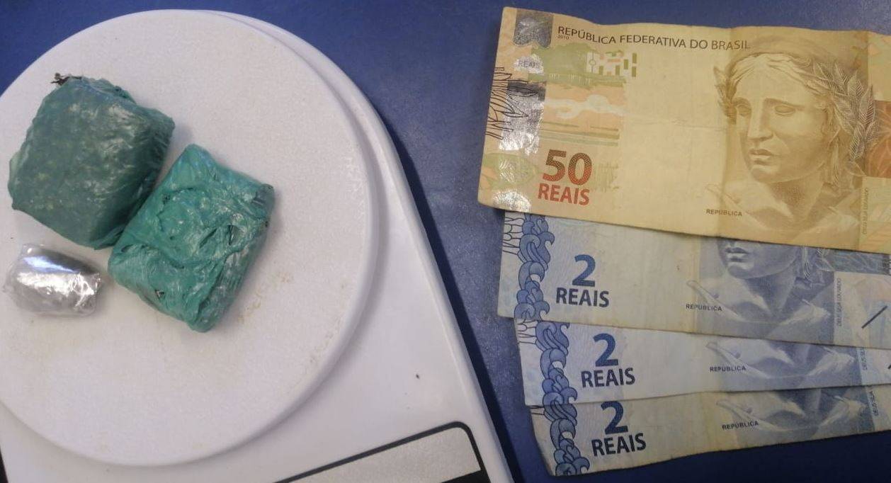 Denunciado por policial a paisana, adolescente de 17 anos é flagrado vendendo maconha em “point”